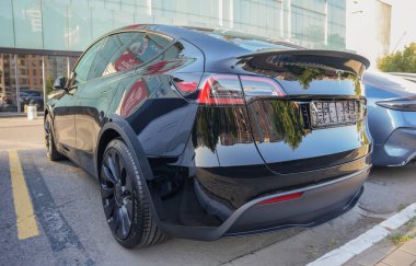 Almaty, Kazakistan - 18 Ağustos 2023: Tesla model 3 siyah arka görüş. Elektrikli araba.                               