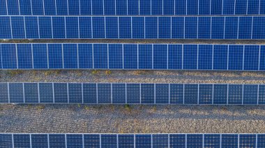 Farklı türde güneş panellerinin sıraları. İnsansız hava aracı görüntüsü. Yeşil enerji