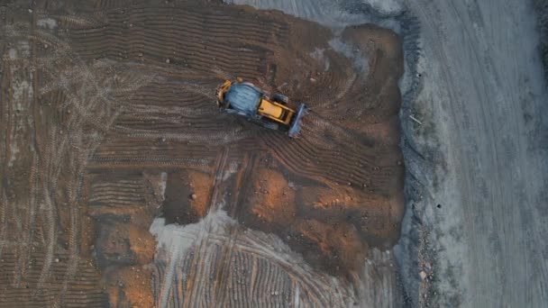Traktor Kiegyenlíti Talaj Felszínét Építkezési Szállítás Kilátás Egy Drónról — Stock videók