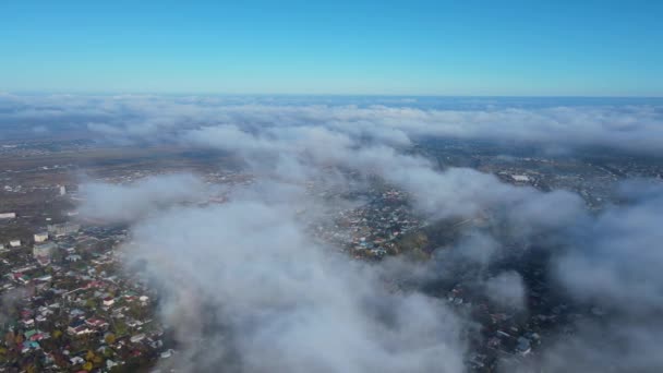 Volando Sobre Las Nubes Que Cubren Ciudad Vista Desde Dron — Vídeo de stock