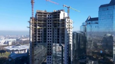 Almaty, Kazakistan - 01 Kasım 2023: Cam bir cephe ile binanın üst kısmı. Şehir merkezi. İş bölgesi