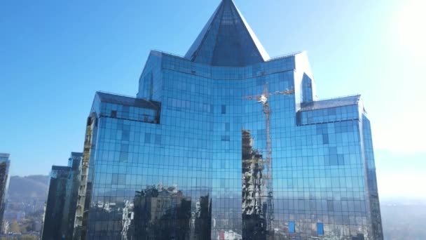 Almaty Kazajstán Noviembre 2023 Parte Superior Del Edificio Con Una — Vídeos de Stock
