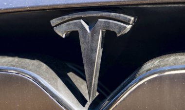 Almaty, Kazakistan - 11 Kasım 2023: Eski Tesla elektrikli araba amblemi.                               