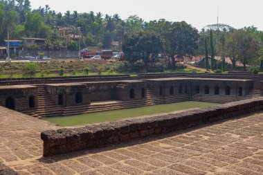 GOA, Hindistan - 28 Şubat 2024: Safa Mescidi 'nin avlusunda bir gölet.