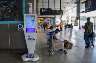 Yeni Delhi, Hindistan - 03 Mart 2024: Havaalanı salonundaki atımlı aktif istasyon. Sağlık kontrolü