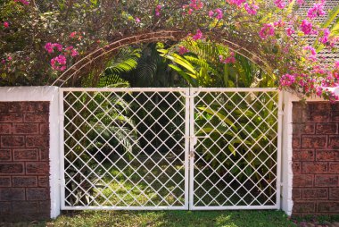 GOA, Hindistan - 27 Şubat 2024: Bahçenin girişindeki kapalı kapılar.