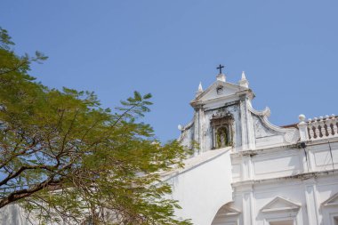 Eski GOA, Hindistan - 27 Şubat 2024: Eski Katolik kilisesinin üst kısmı. Eski mimari 