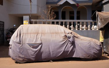 GOA, Hindistan - 22 Şubat 2024: Evin yakınına park etmiş tente kaplı bir araba var..