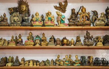 GOA, Hindistan - 22 Şubat 2024: Raflarda duran tanrıların bronz heykelleri. Hatıra.