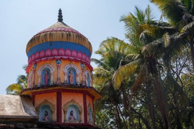 GOA, Hindistan - 20 Şubat 2024: Hindu tapınağı kulesi. Din