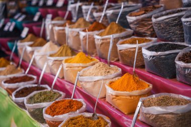 Torbada baharat olan bir dükkanda tezgah.. 