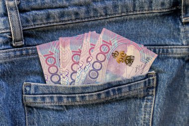 Almaty, Kazakistan - 1 Kasım 2024: 10 bin tenge banknot kot ceplerinden sarkıyor. Nakit