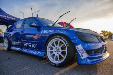 Almaty, Kazakistan - 29 Haziran 2023: drift car bmw mavi renk. Yarış                               