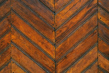 Eski verniklenmiş tahtalar belli bir düzende çivilenmiş. Ev cephesi                              