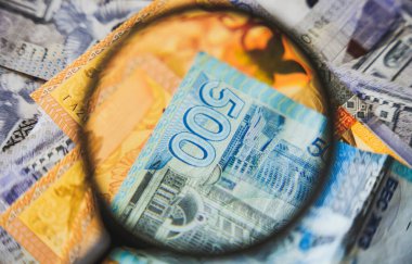 Büyüteçle 500 dolarlık bulanık banknotun bir parçası. Modern yozlaşma. Kağıt para.                               