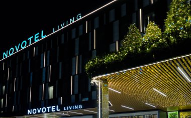 Almaty, Kazakistan - 18 Ocak 2025: Geceleyin Novotel otel binasının ön cephesi. Uluslararası ağ                             