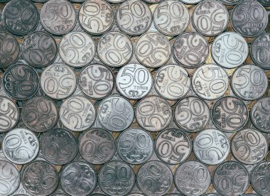 50 tenge değerinde bozuk paralar, üst görünüm. Dolaşım içinde nakit                               