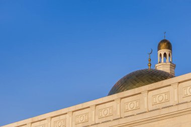 Almaty, Kazakistan - 10 Şubat 2025: Binanın ön cephesi ve caminin kubbesi. İslam inancı                               