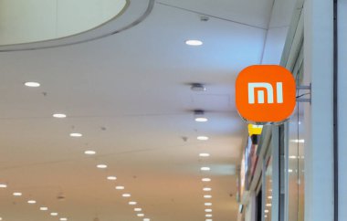 Almaty, Kazakistan - 19 Şubat 2025: bir alışveriş merkezinde Xiaomi logosu. Elektronik mağazası                               