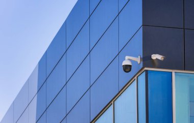 Binanın köşesinde iki güvenlik kamerası var. Güvenlik sistemi                              