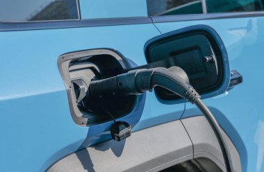 Bir arabaya şarj prizi takmak. Elektrikli araba.                               