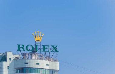 Almaty, Kazakistan - 21 Şubat 2025: binanın çatısında Rolex logosu. Saat üreticisi
