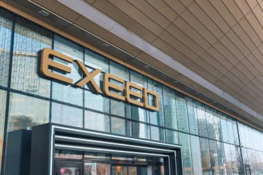 Almaty, Kazakistan - 21 Şubat 2025: Araba galerisinin girişinin üstündeki Exeed logosu. Otomobil üreticisi                               