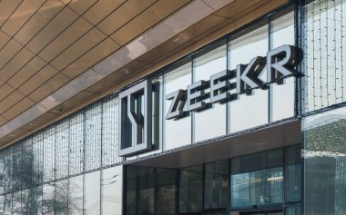 Almaty, Kazakistan - 21 Şubat 2025: Galeri girişinin üstünde Zeekr logosu. Otomobil üreticisi                               