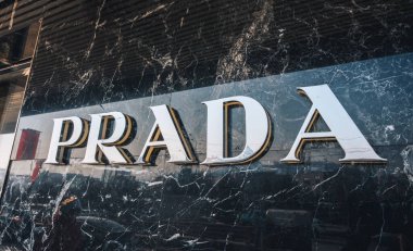 Almaty, Kazakistan - 21 Şubat 2025: Marketin mermer cephesinde Prada logosu. Moda markası                            