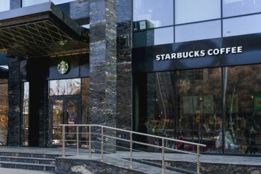 Almaty, Kazakistan - 21 Şubat 2025 Starbucks kahve dükkanına giriş. Dünya markası                            