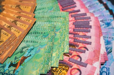 Farklı mezheplerin onluk banknotlarını hazırlamış. Kağıt para                        