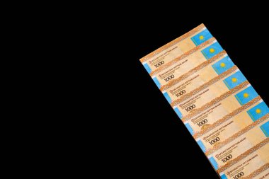 1000 tenge banknotun bir kısmı. Nakit. Siyah arkaplan                            