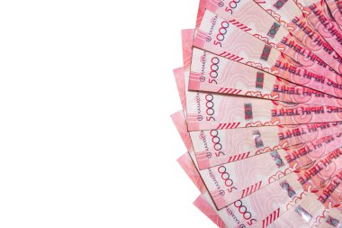 Beyaz arka planda 5000 tenge banknot hayranı. Dolaşımdan kağıt para                            