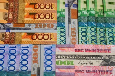Tenge banknotları arasında dolar. Para birimi değişimi                              