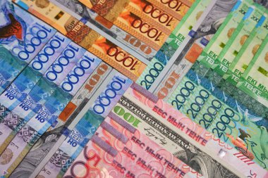Farklı banknotların 10 banknotu dolarlarla iç içe geçmiştir. Para birimi değişimi                             