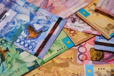 Farklı mezheplere ait büyük banknotlar, yakın plan. Muhasebe raporu                           