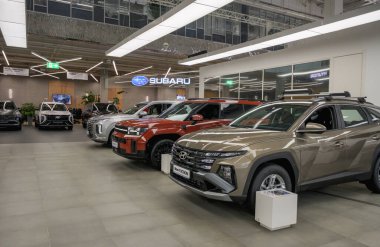 Almaty, Kazakistan - 12 Mart 2025 Hyundai bayiliğinin galerisinde. Koreli araba üreticisi                           