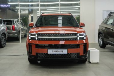 Almatı, Kazakistan - 12 Mart 2025: sergi salonundaki yeni Hyundai Santa Fe 'nin önü. Koreli araba üreticisi                               