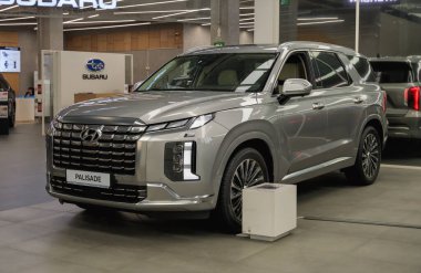 Almaty, Kazakistan - 12 Mart 2025: Yeni Hyundai Palisade sergi salonunda. Koreli araba üreticisi                              