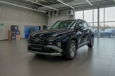 Almaty, Kazakistan - 12 Mart 2025: yeni Hyundai Tucson sergi salonunda duruyor. Koreli araba üreticisi                        