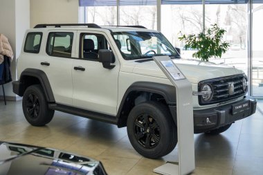 Almaty, Kazakistan - 13 Mart 2025: 300 Beyaz Tank sergi salonunda. Çinli otomobil üreticisi                             