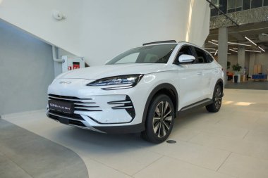 Almaty, Kazakistan - 13 Mart 2025: Beyaz BYD Şarkı Plus DM-i sergi salonunda. Çinli otomobil üreticisi                        