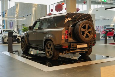 Almaty, Kazakistan - 13 Mart 2025: Land Rover Defender 110 sergi salonunun arka görüntüsünde. İngiliz otomobil üreticisi                              