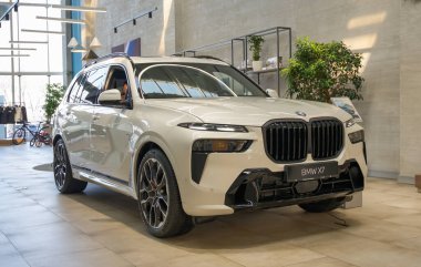 Almaty, Kazakistan - 13 Mart 2025: fuar salonunda beyaz BMW X7. Alman otomobil üreticisi                        