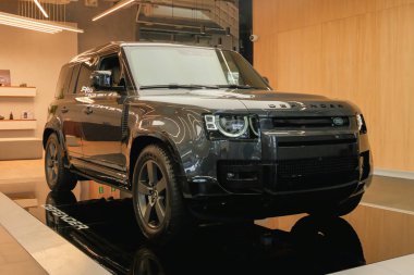 Almaty, Kazakistan - 13 Mart 2025: Land Rover Defender 110 sergi salonunda. İngiliz otomobil üreticisi                       
