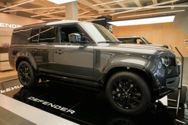 Almaty, Kazakistan - 13 Mart 2025: Land Rover Defender 130 sergi salonunda. İngiliz otomobil üreticisi                         