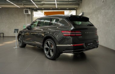 Almaty, Kazakistan - 13 Mart 2025: Genesis GV80 sergi salonunda. Koreli araba üreticisi                             