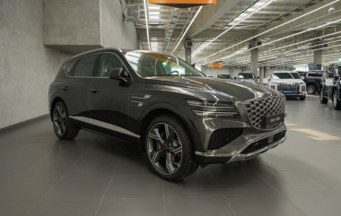Almaty, Kazakistan - 13 Mart 2025: Genesis GV80 sergi salonunda. Koreli araba üreticisi                          