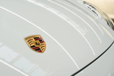 Almaty, Kazakistan - 13 Mart 2025: Ön beyaz kaputta Porsche amblemi. Japon otomobil üreticisi               