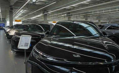 Almaty, Kazakistan - 13 Mart 2025: bir galeride bir sıra Li otomobil. Çinli elektrikli araba üreticisi                              